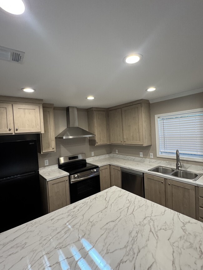 Building Photo - 9027 Fairglade Dr N