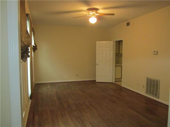 Building Photo - 418 E Hall St
