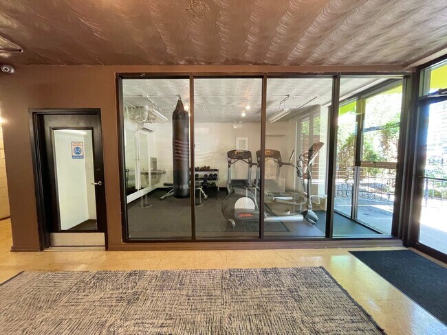 Foto del edificio - 6134 N Kenmore Ave