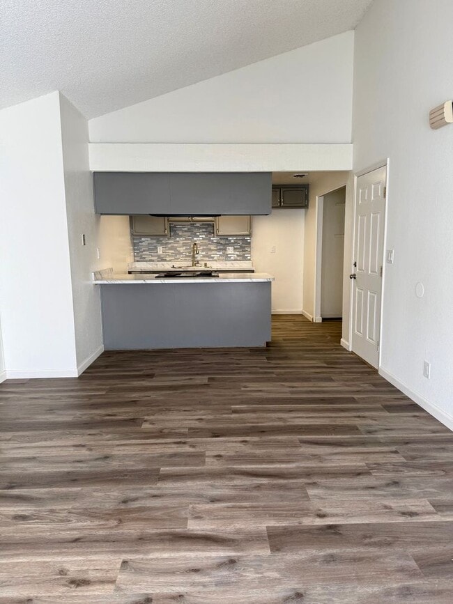 Building Photo - TROVITA-6816/6818