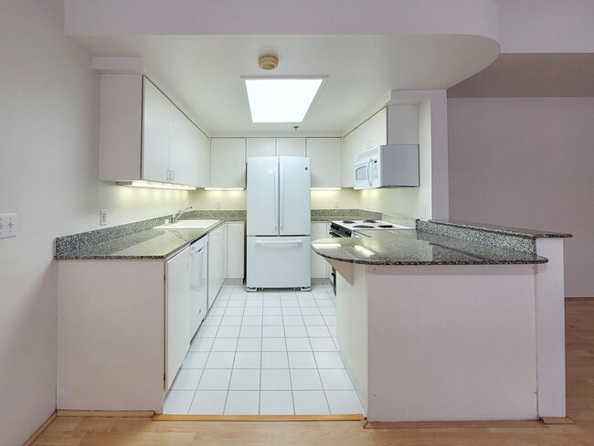 Building Photo - Rarely Available 2BR / 2.5Bath / 2 Parking Carport with 2 Storage Lockers at Nuuanu Streamside!