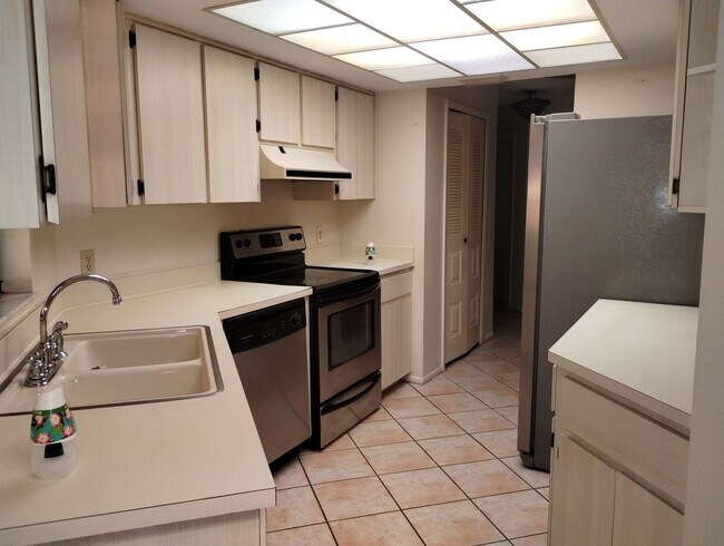 Foto del edificio - Spacious 3 Bedroom / 2 Bath Home with 2-Car Garage on Nearly ¼ Acre – Spring Hill Area