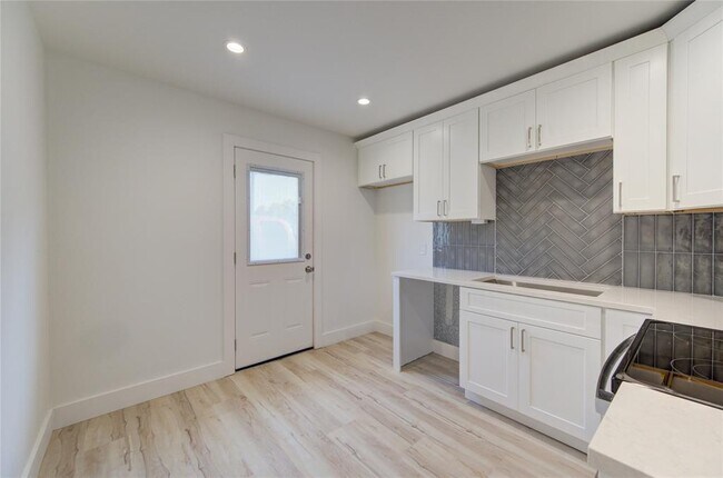 Building Photo - 7316 La Salette St