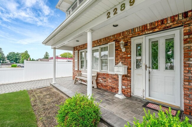 Building Photo - 2289 Penatiquit Ave