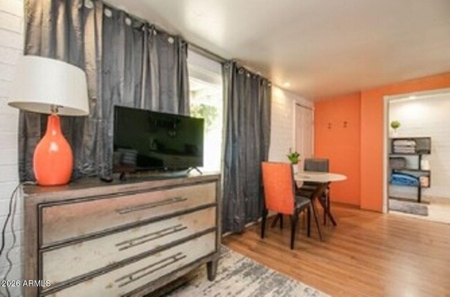 Foto del edificio - 830 E Maryland Ave