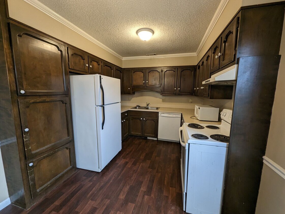 2010 Fitzhugh St Unit 1A, Batesville, AR 72501 Room for Rent in