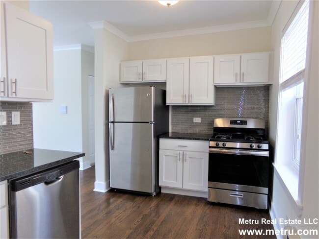 Building Photo - 648 W Roscoe St