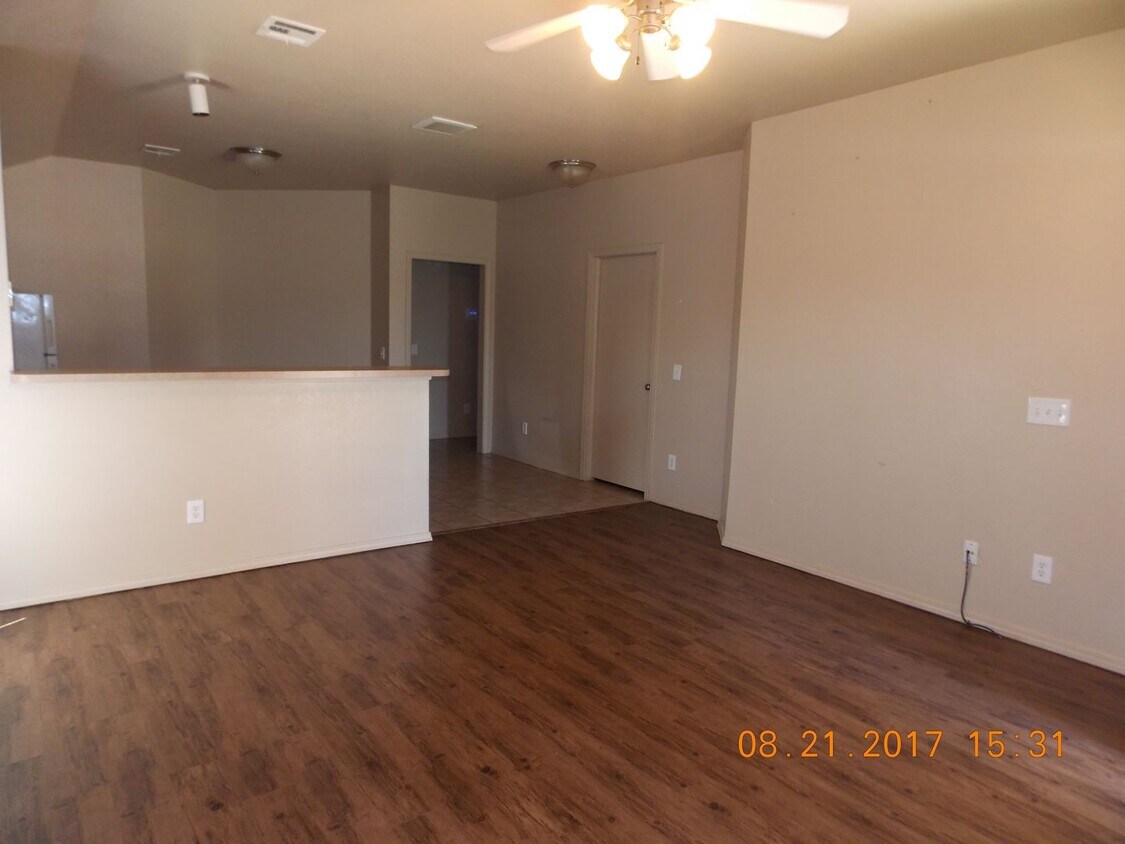 Primary Photo - 3 Bed 2 Bath in Yukon