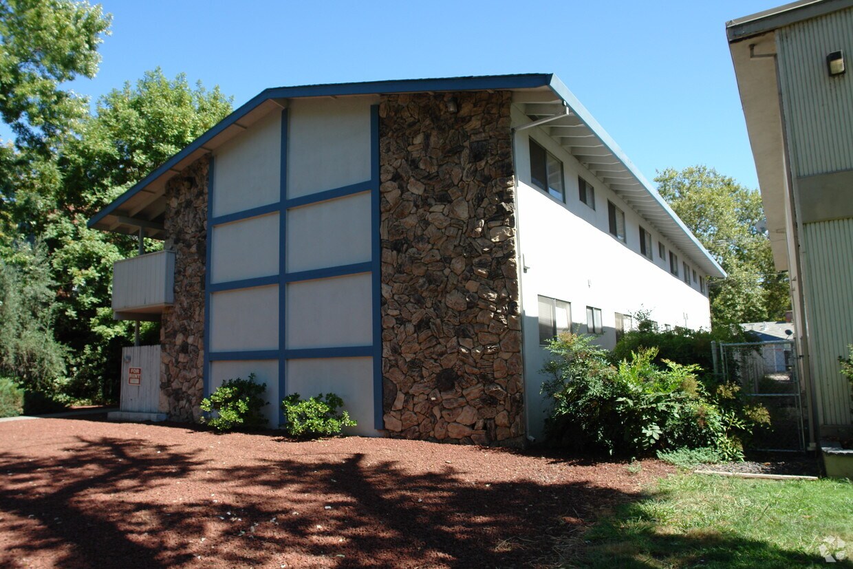 Foto del edificio - 679 E 9th St