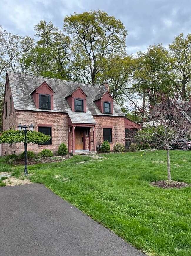 Front - 10 Darroch Rd
