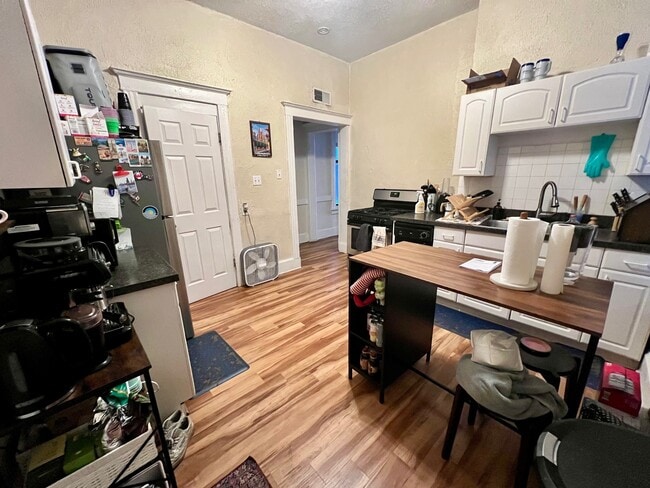 Building Photo - 2850 N. Clark Street Apartments