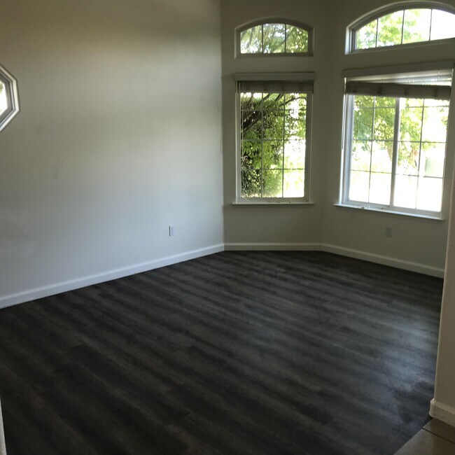 Building Photo - 2219 Lorena Ave