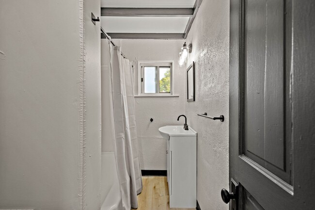 Foto del edificio - Gorgeous 4 bedroom home in Pittsburgh avai...