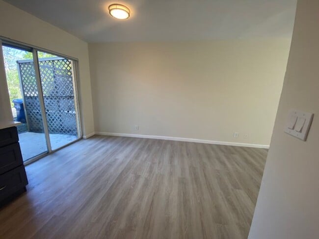 Building Photo - Beautiful 2-bed/1.5 bath two-story townhom...