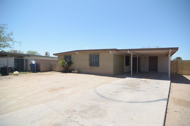 Building Photo - Spacious 4 Bedroom 2 Bath Home! Great Sout...