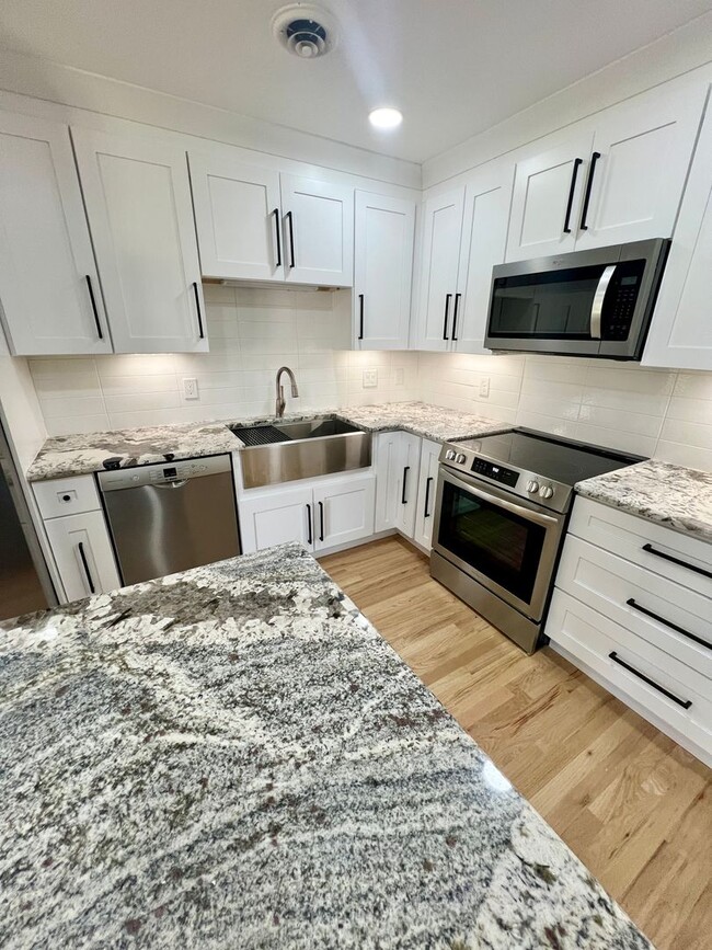 Building Photo - Remodeled 3 Bedroom 2 Bath House with Gara...