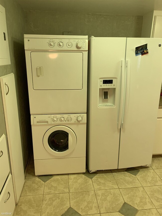 Foto del edificio - 2 br, 1 bath 4plex - 2959 Newton Street B