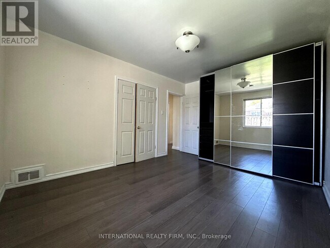Building Photo - 437 Paliser Crescent N