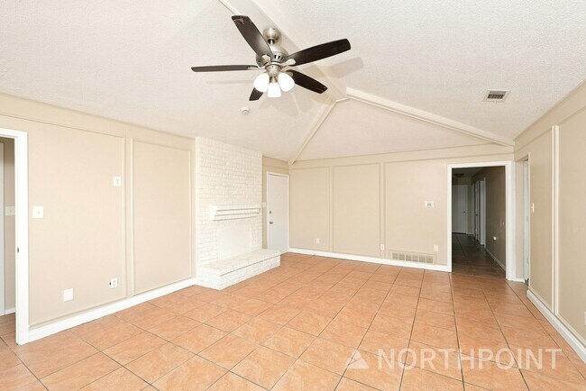 Foto del edificio - 3-Bedroom, 2 Bath Single Family for Rent in Dallas, TX | Front yard & Modern Kitchen