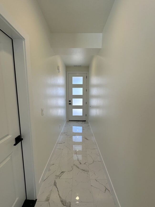 Building Photo - 907 Willow Bnd Dr