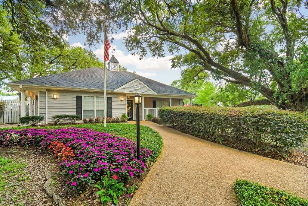 Parklane Apartment Homes Apartments in MS