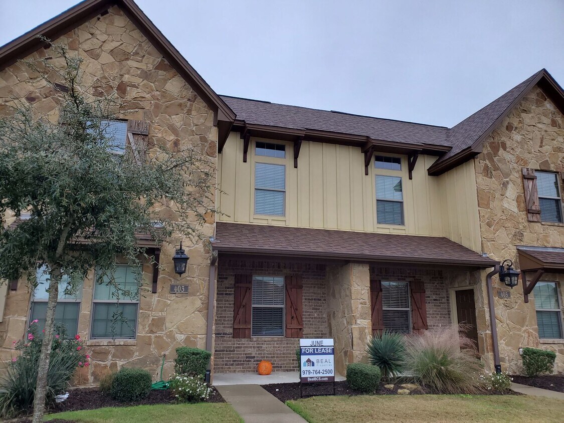 Foto del edificio - 4 Bedroom / 4 Bath in The Barracks Townhomes