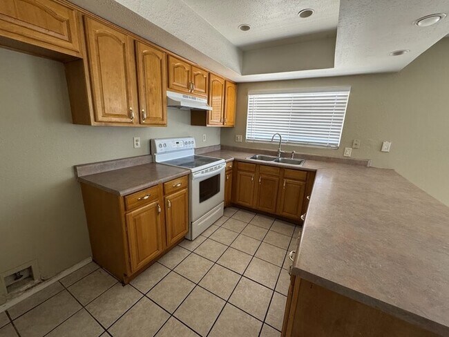 Foto del edificio - Peoria 3br House with Garage