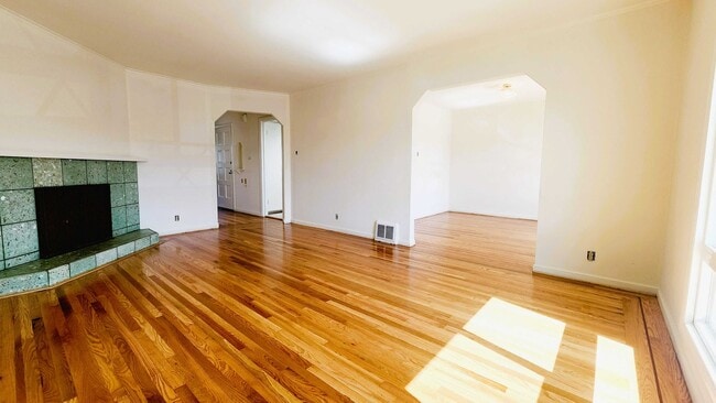 Building Photo - Sunset Single-Family Home Available for Le...