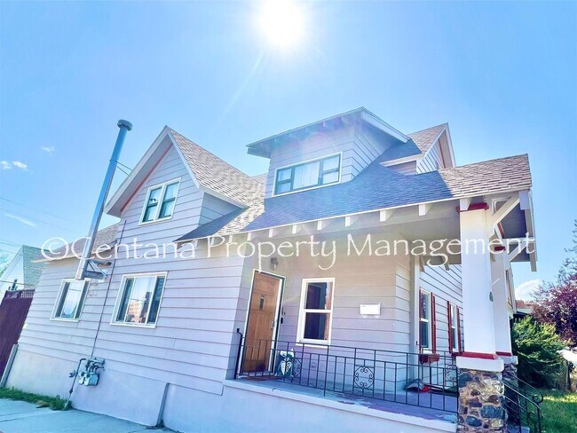 Foto del edificio - 5 bedroom 3 bath house with fenced yard