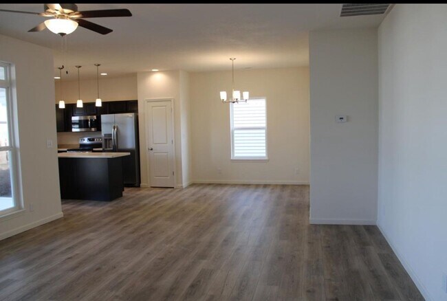 Building Photo - Avalon Bluff...3 Bedroom 2 Bath