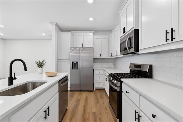 Building Photo - 560 Oak Crk Dr