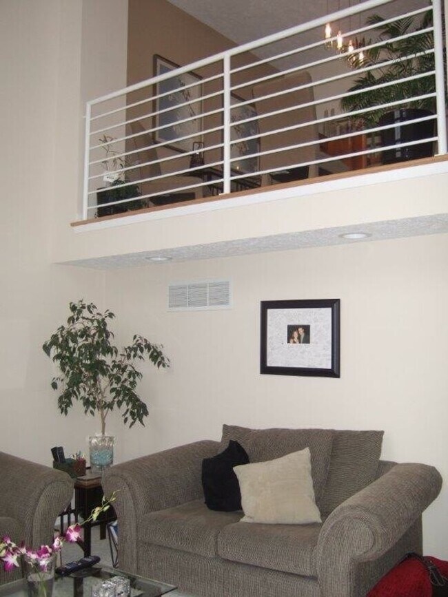 Foto del edificio - Modern Townhouse for rent (2bdrm; garage; yard)