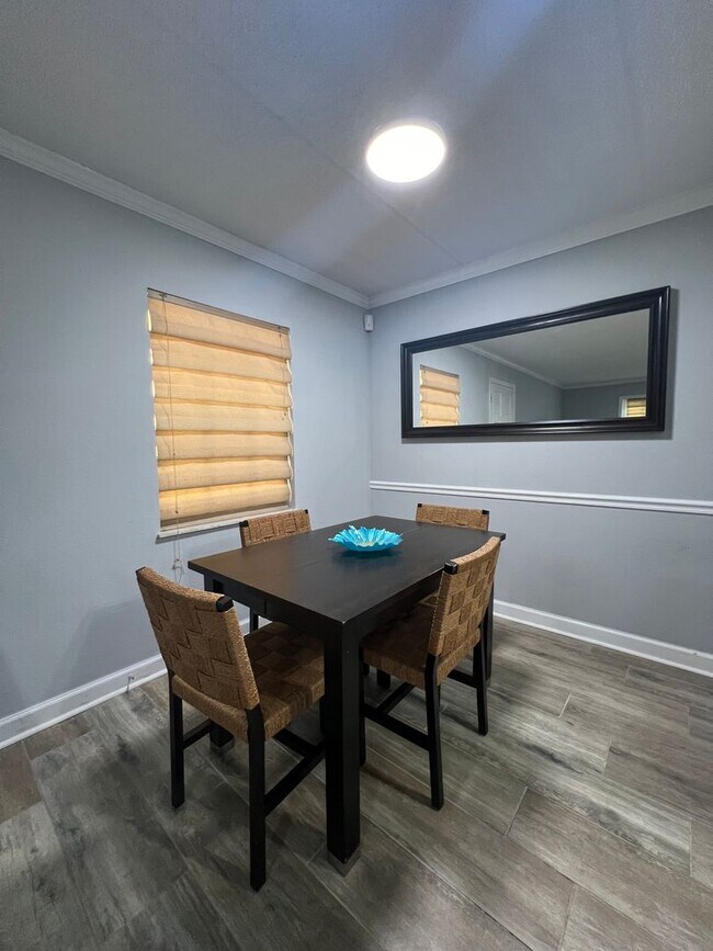 Foto del edificio - MOVE IN SPECIAL! Beautifully furnished 2/1...