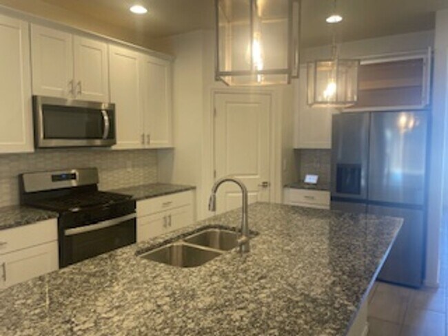 Building Photo - Brand new home in Marana with spacious flo...