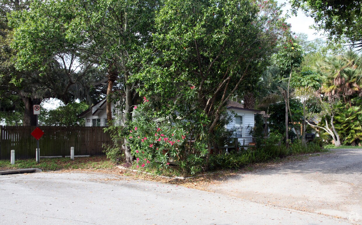 Building Photo - 2881 Thornton Rd