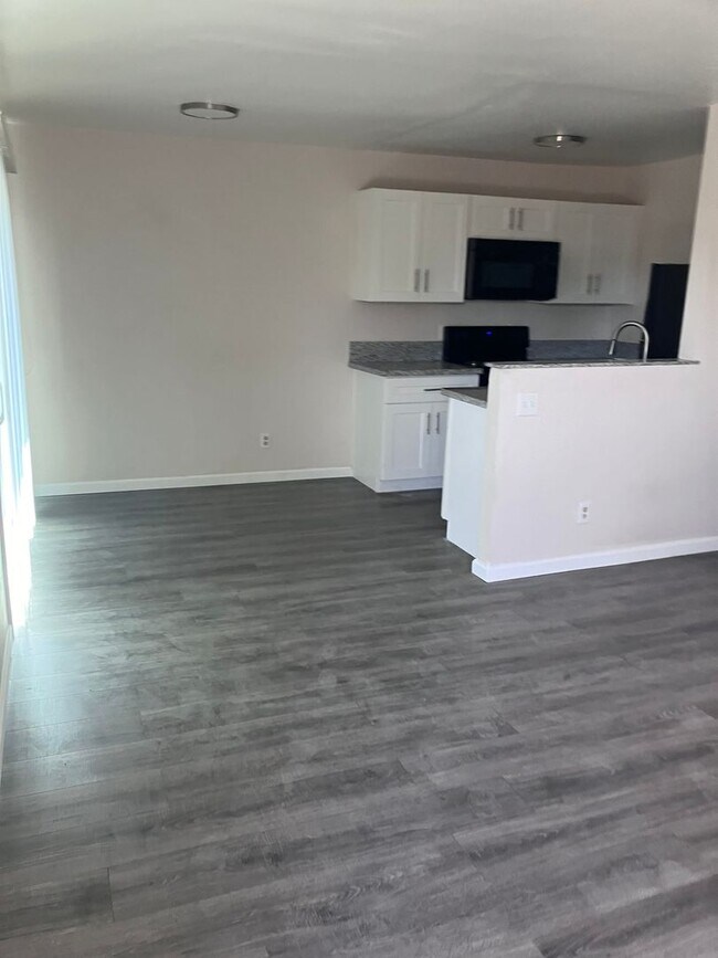 Foto del edificio - 3030 N Edith Blvd
