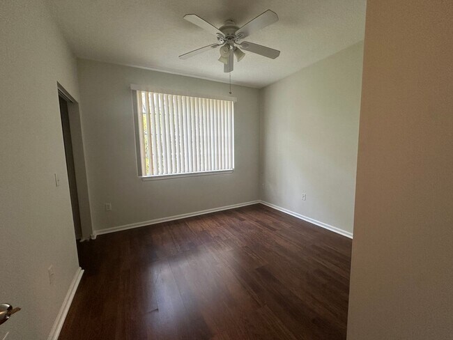 Foto del edificio - Second Floor 1/1 in Gated Palm Beach Garde...
