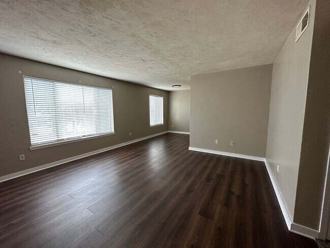 Foto del edificio - Downstairs unit off E Park and Victory Gar...