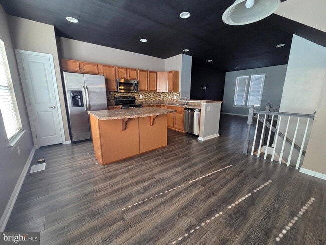 Building Photo - 2102 E Oak Rd