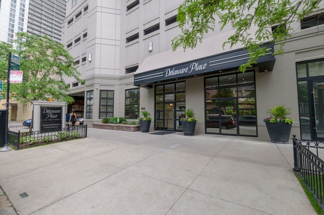Foto del edificio - 33 W Delaware Pl