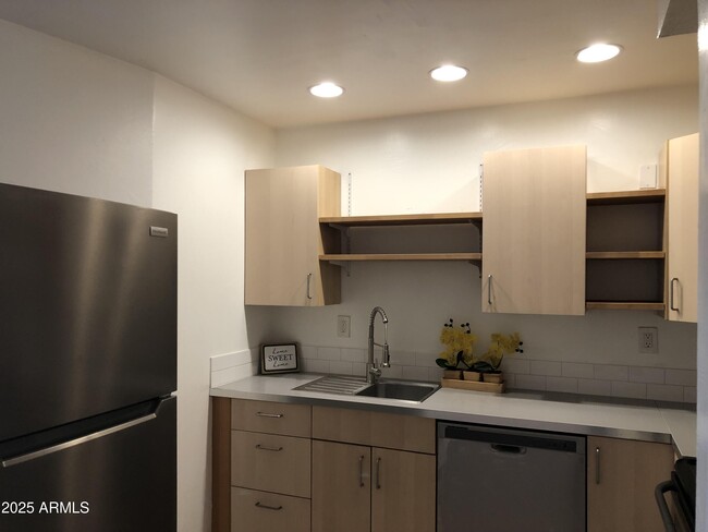 Building Photo - 2015 S Granada Dr
