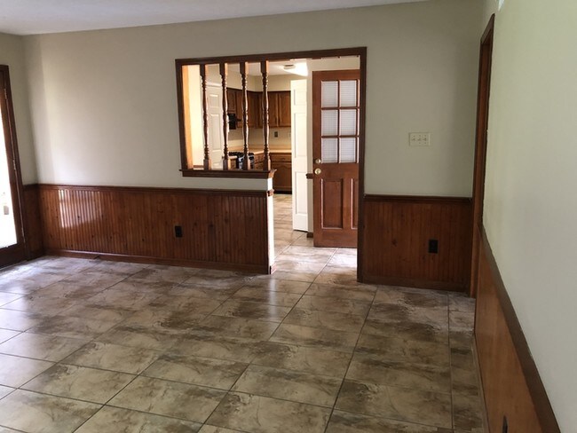 Building Photo - 3 Bedroom 2 Bathroom Family Home.