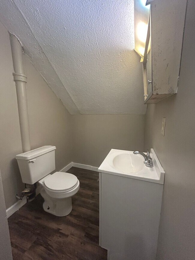 Foto del edificio - 317 E 8th St