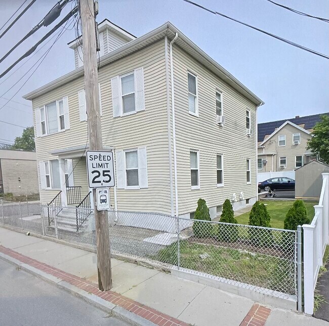 Building Photo - 949 Mineral Spring Ave
