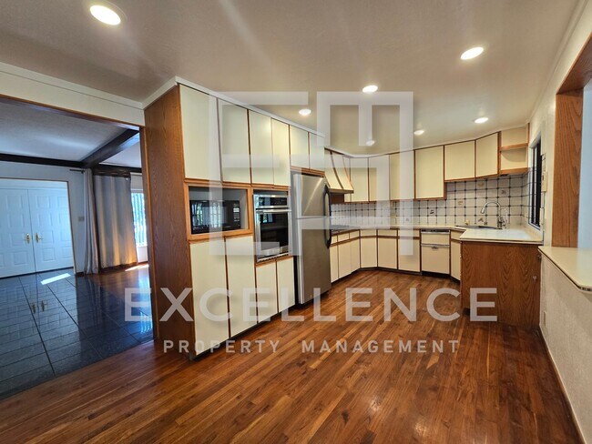 Building Photo - Spacious 3/2.25 Home with Large Yard, Pool...