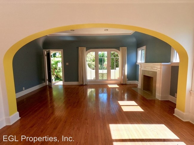 Building Photo - 1201 Poinsettia Dr
