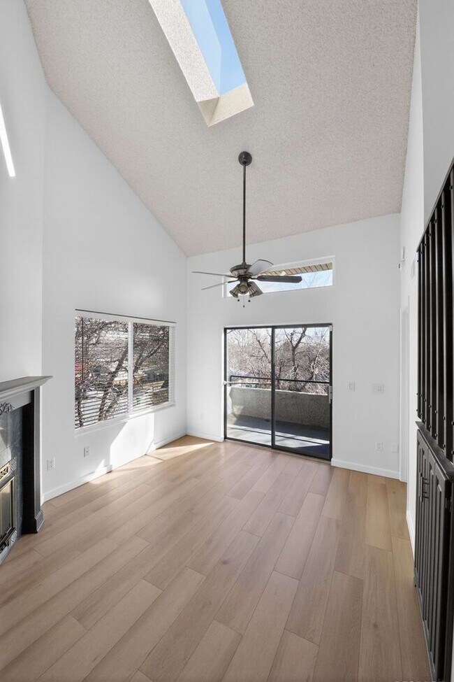 Foto del edificio - Stylish 2BR/2BA Lakewood Condo with Skylight, Loft Bedroom & Modern Upgrades