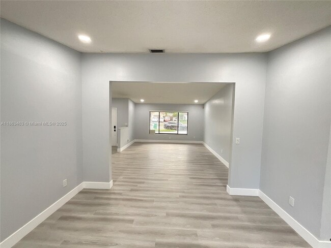 Foto del edificio - 6101 NW 199th St