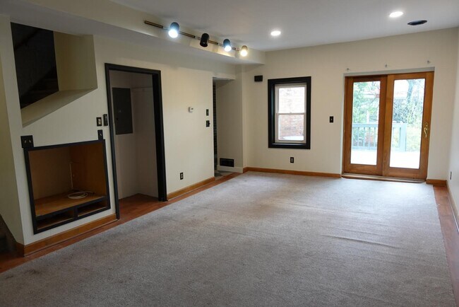 Rincones de almacenamiento y nueva iluminación LED de bajo consumo en todas partes. - 327 Hudson Ave