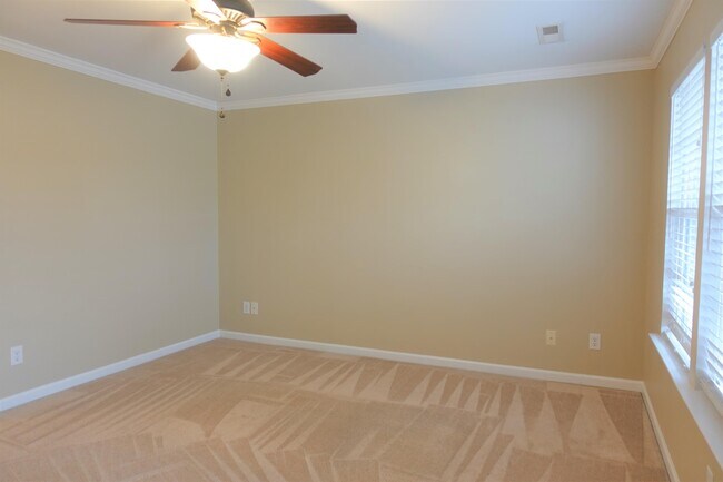 Building Photo - 131 Cosmos Ln